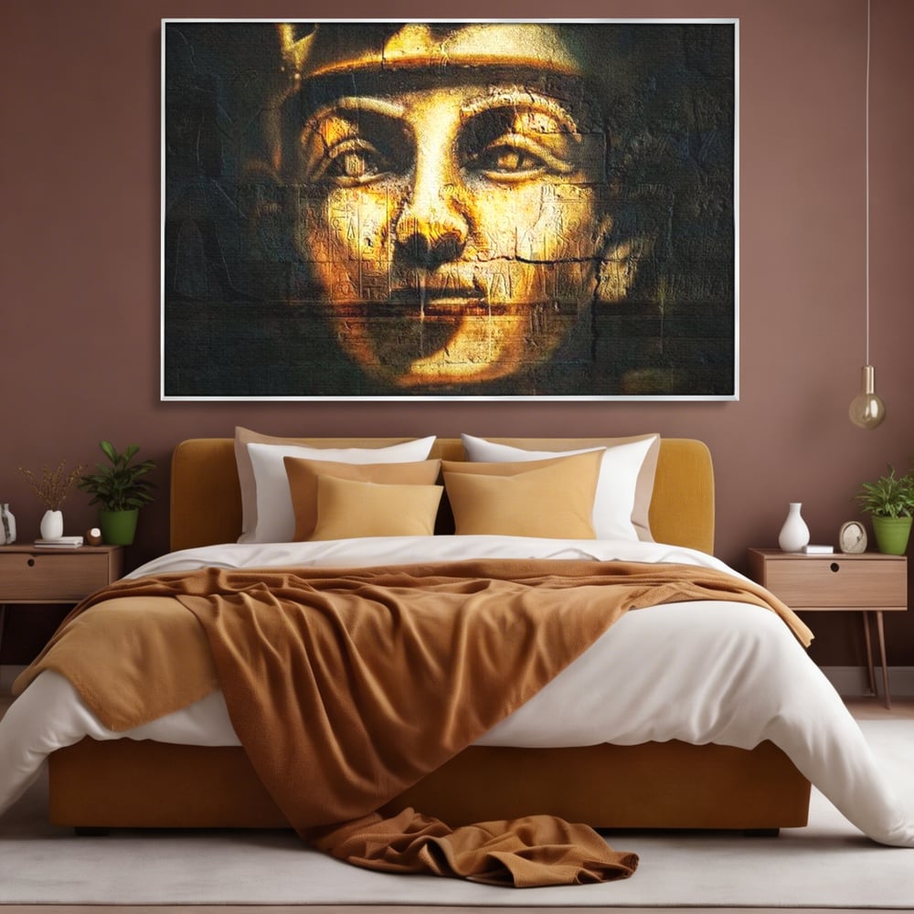 Tablou canvas cu tablou canvas cu chipul unui faraon, in rama de aluminiu argintiu, pe perete intr-un dormitor